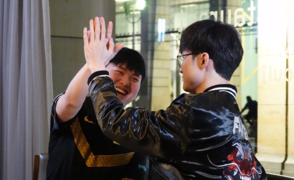 Uzi遭遇二十持续失利，SKT教练压力巨大！观众掌声雷动的简单介绍