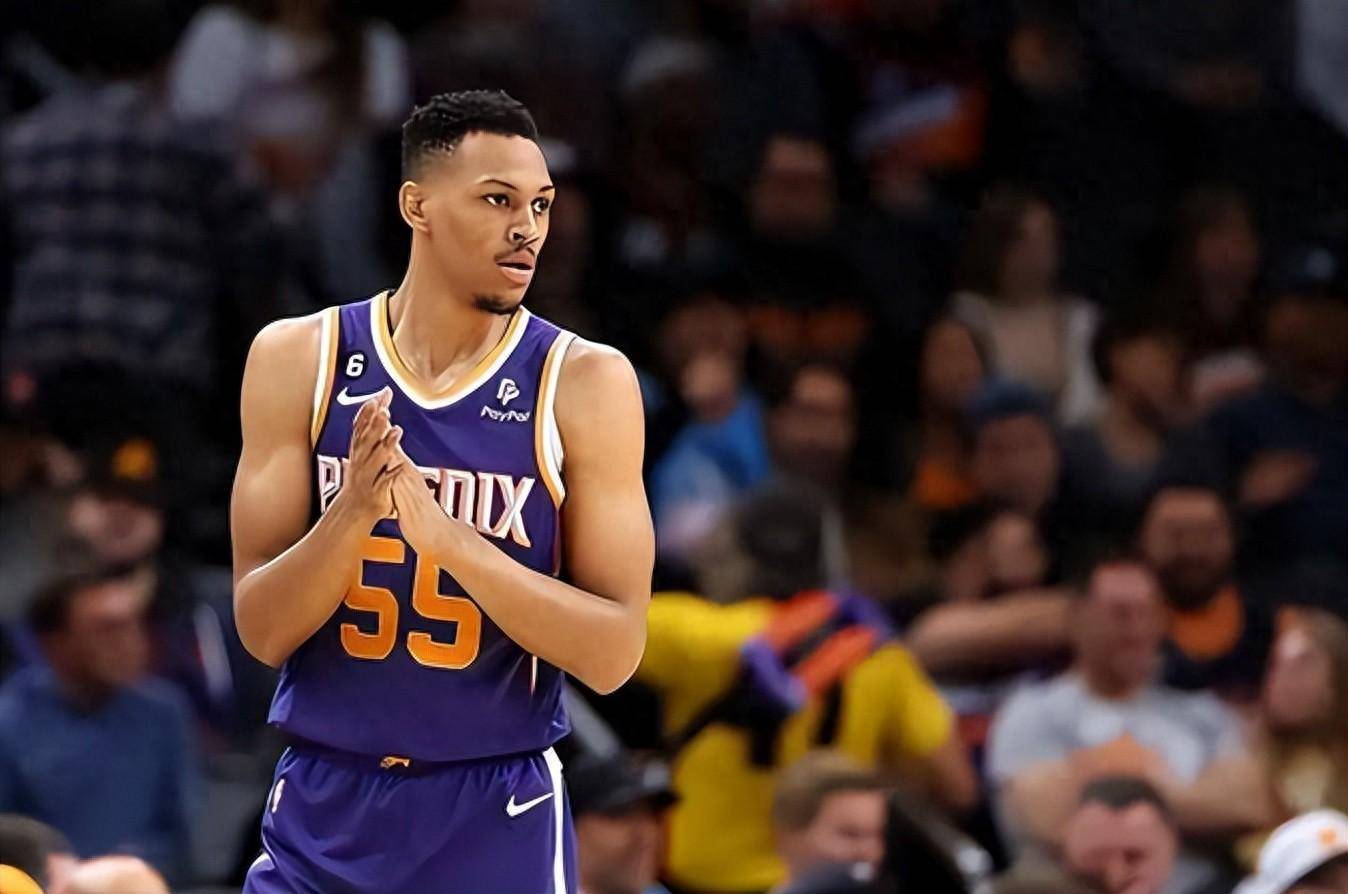 里程碑夜瓦伦西亚官宣签约；CBA常规赛加时末段刷纪录；压力陡增；轮换策略成焦点