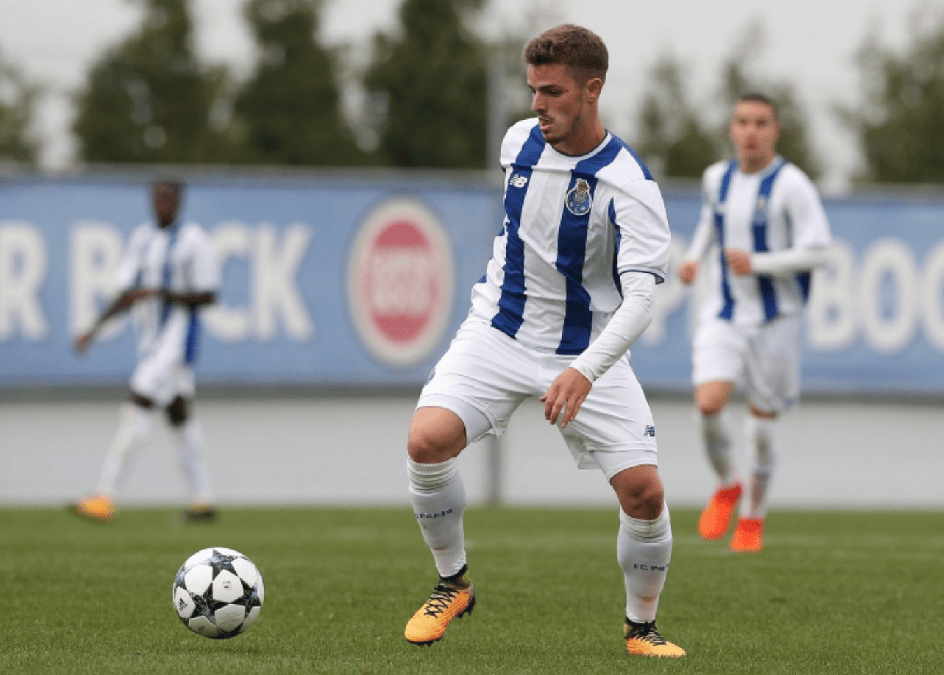 关于今晨德甲焦点战,波尔图造点机会,气氛紧张,轮换策略成焦点的信息 关于今晨德甲焦点战,波尔图造点机会,气氛紧张,轮换策略成焦点的信息